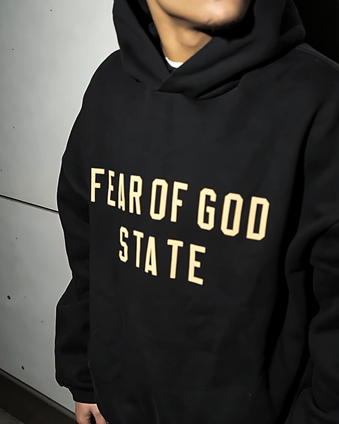 Bluza Essentials Fear of God State Hoodie Black — napis z bliska