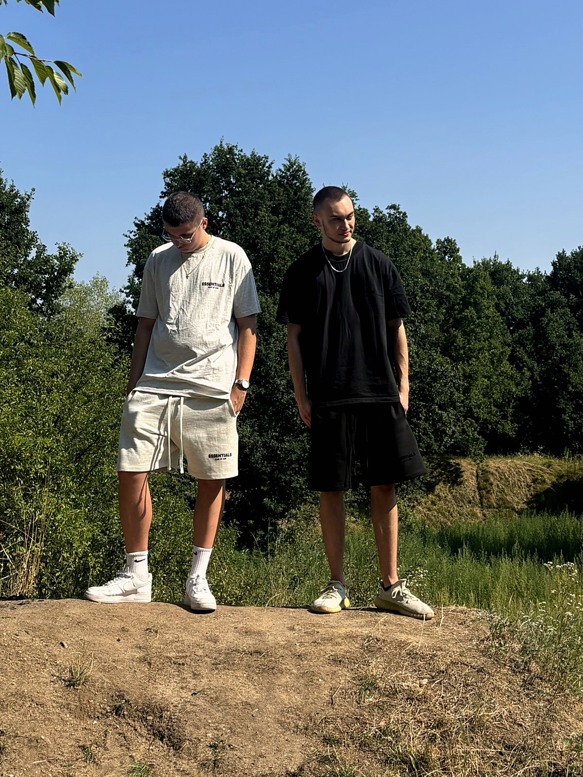 Szorty Essentials Fear of God Stretch Limo na modelu — sesja NWK Store