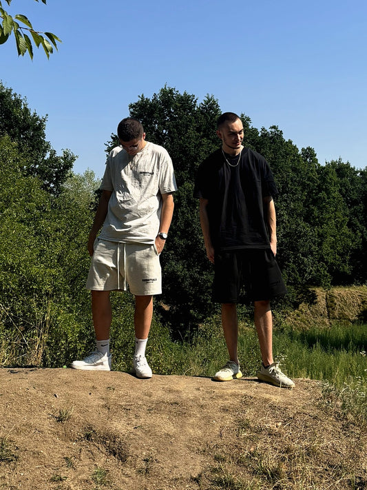 Letni set Essentials Fear of God Light Oatmeal — koszulka i szorty na modelu, sesja NWK Store