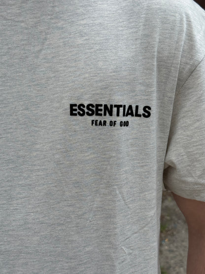 Koszulka Essentials Fear of God SS22 Light Oatmeal — logo na piersi z bliska