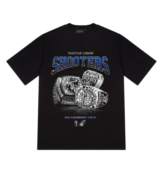 Trapstar Three-Peat Champions Tee Black/Blue — oryginalna koszulka Trapstar z certyfikatem | NWK Store