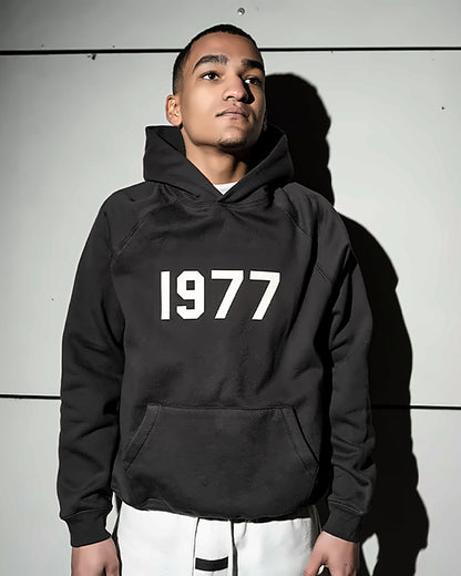 Bluza Essentials Fear of God 1977 Hoodie Black — na modelu