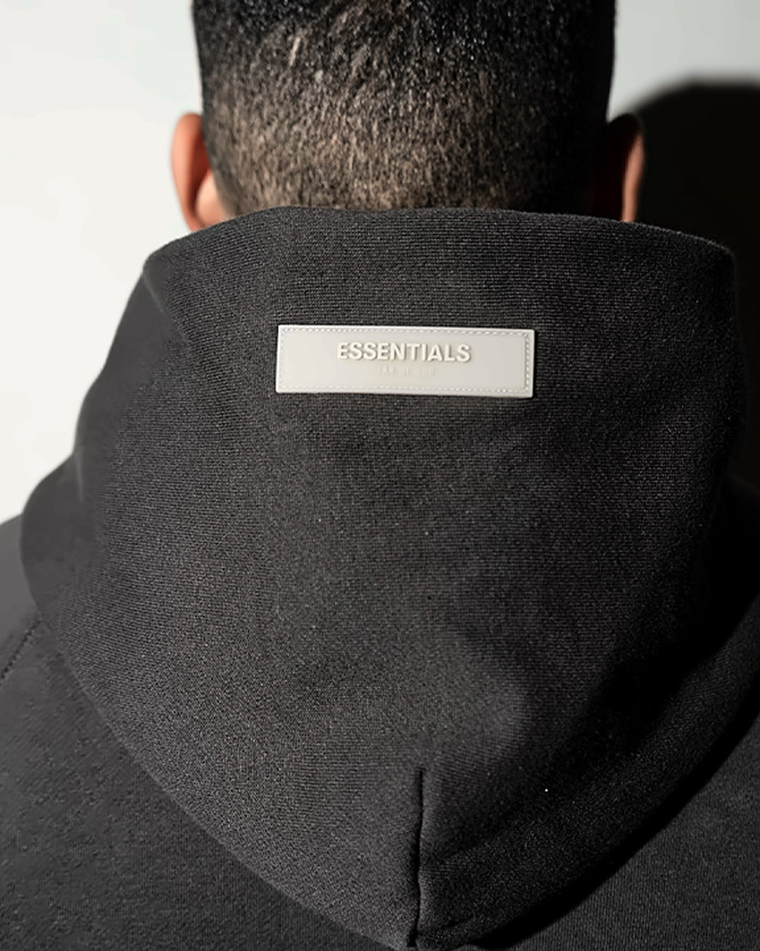 Bluza Essentials Fear of God 1977 Hoodie Black — naszywka z tyłu kaptura