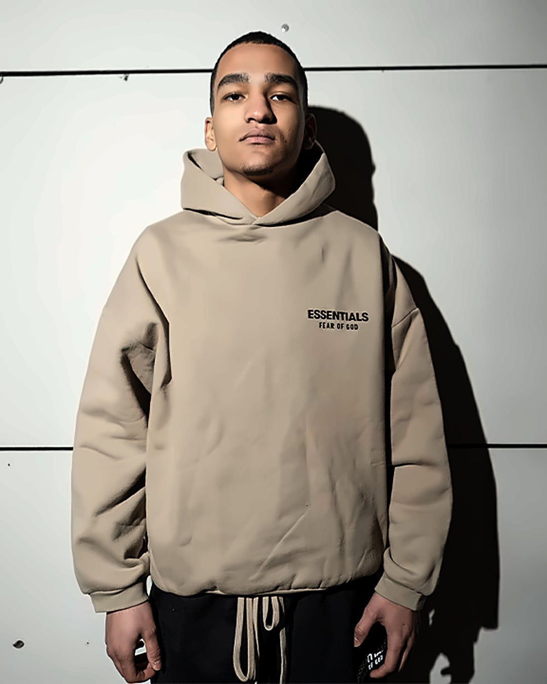 Bluza Essentials Fear of God Fleece II Hoodie Desert Sand — na modelu