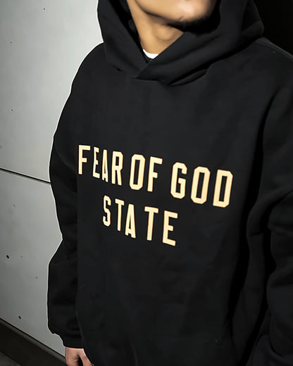 Bluza Essentials Fear of God State Hoodie Black — napis z bliska