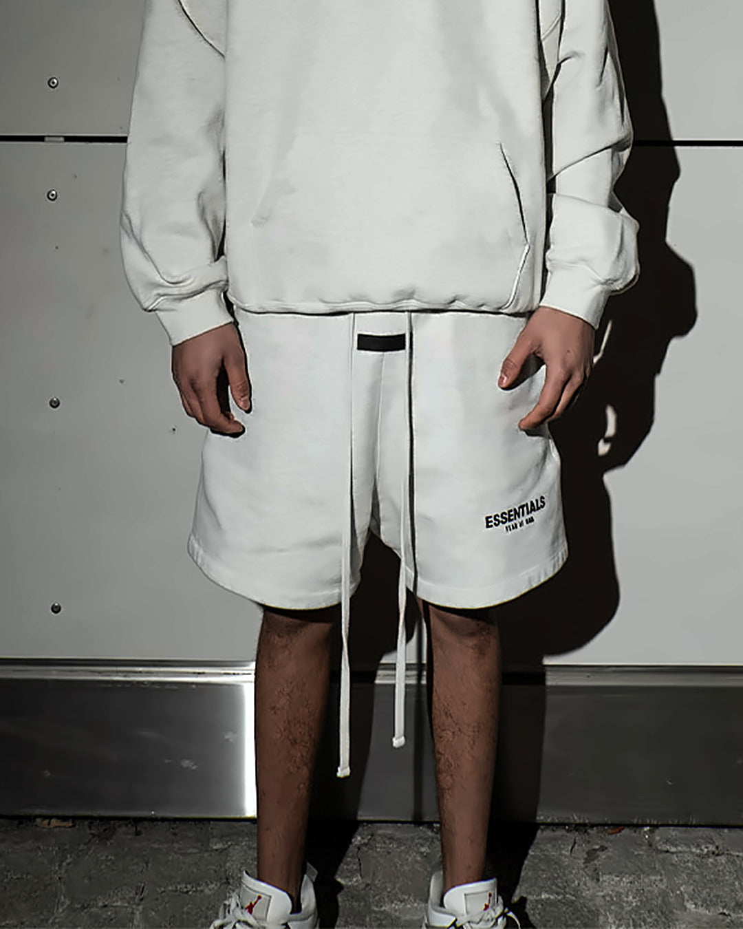 Komplet Essentials Fear of God Light Oatmeal — bluza + szorty — na modelu