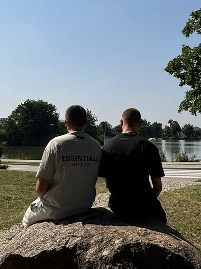 Koszulka Essentials Fear of God Stretch Limo na modelu — logo na plecach, sesja NWK Store
