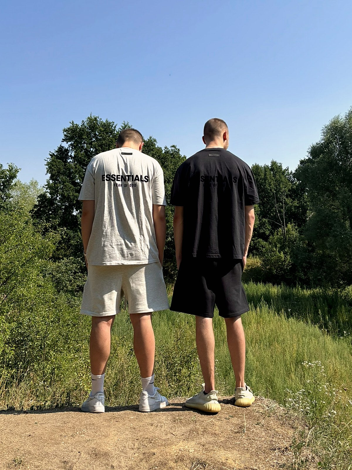 Letni set Essentials Fear of God Stretch Limo — koszulka i szorty na modelach, sesja NWK Store