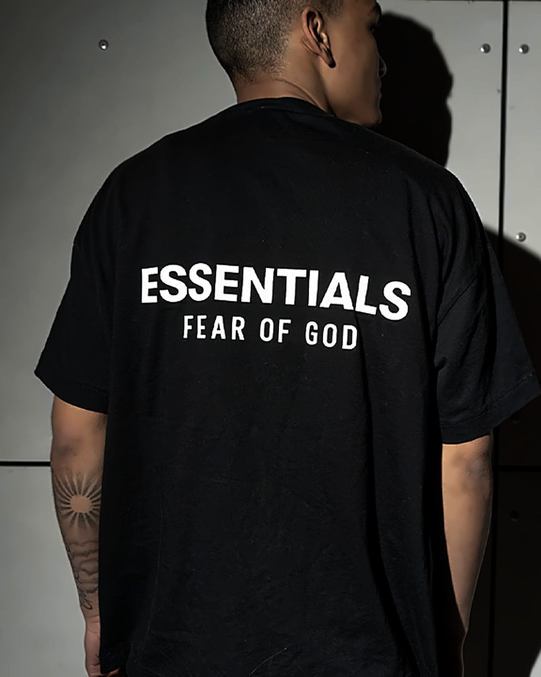 Letni set Essentials Fear of God Black — koszulka + szorty — tył koszulki na modelu