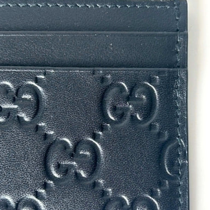 Etui na karty Gucci Signature — skóra z tłoczeniem GG z bliska