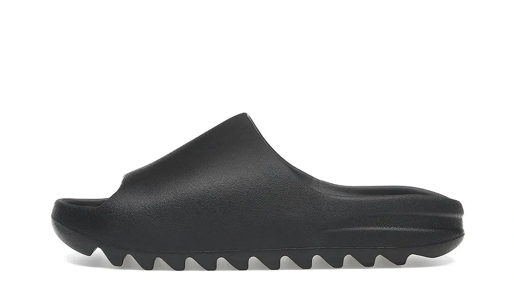 Klapki YZY YS-01 Yeezy Slide Black / Onyx — widok z profilu