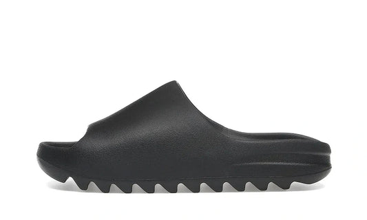 Klapki YZY YS-01 Yeezy Slide Black / Onyx — widok z profilu