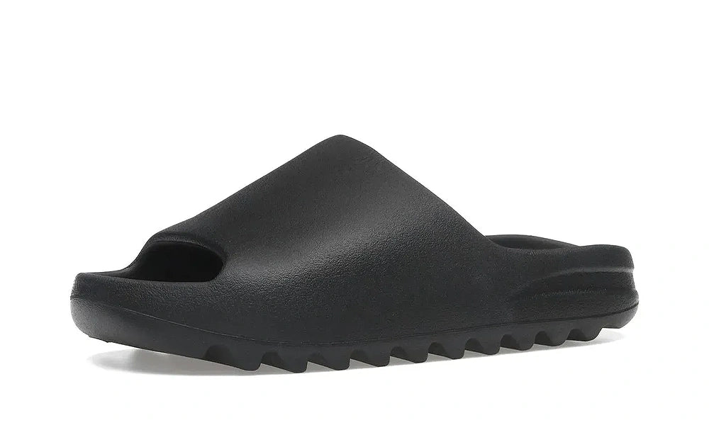 Klapki YZY YS-01 Yeezy Slide Black / Onyx — ujęcie pod kątem, ząbkowana podeszwa