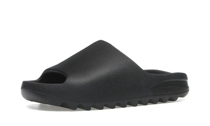 Klapki YZY YS-01 Yeezy Slide Black / Onyx — ujęcie pod kątem, ząbkowana podeszwa