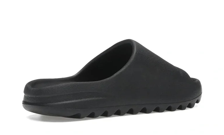Klapki YZY YS-01 Yeezy Slide Black / Onyx — widok od tyłu