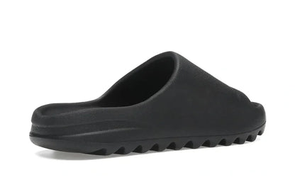 Klapki YZY YS-01 Yeezy Slide Black / Onyx — widok od tyłu