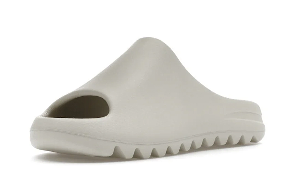 Klapki YZY YS-01 Yeezy Slide Cream / Bone — ujęcie pod kątem, ząbkowana podeszwa
