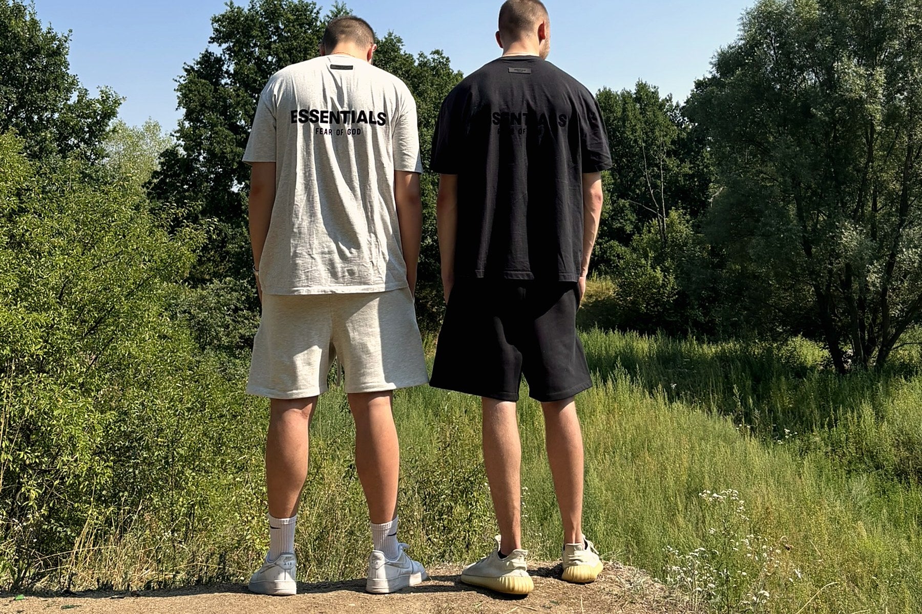 Dwa letnie sety Essentials Fear of God — Light Oatmeal i Stretch Limo, koszulka i szorty