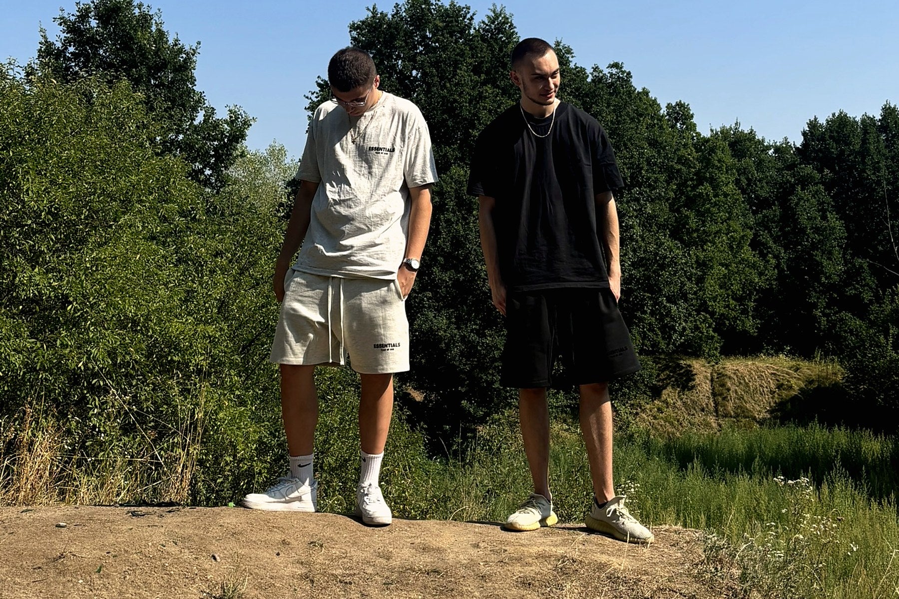 Sety Essentials Fear of God na modelach — logo na koszulce i nogawce